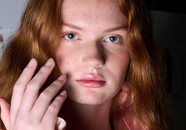 Vuelve la manicura transparente porque alarga los dedos y combina con todas las sandalias